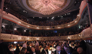 Стотици бяха евакуирани от театър в Лондон