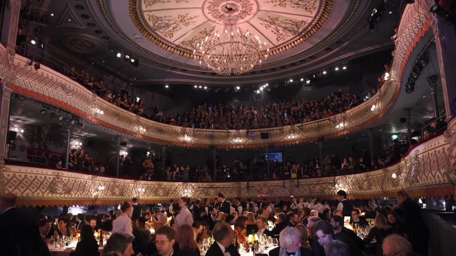 Стотици бяха евакуирани от театър в Лондон
