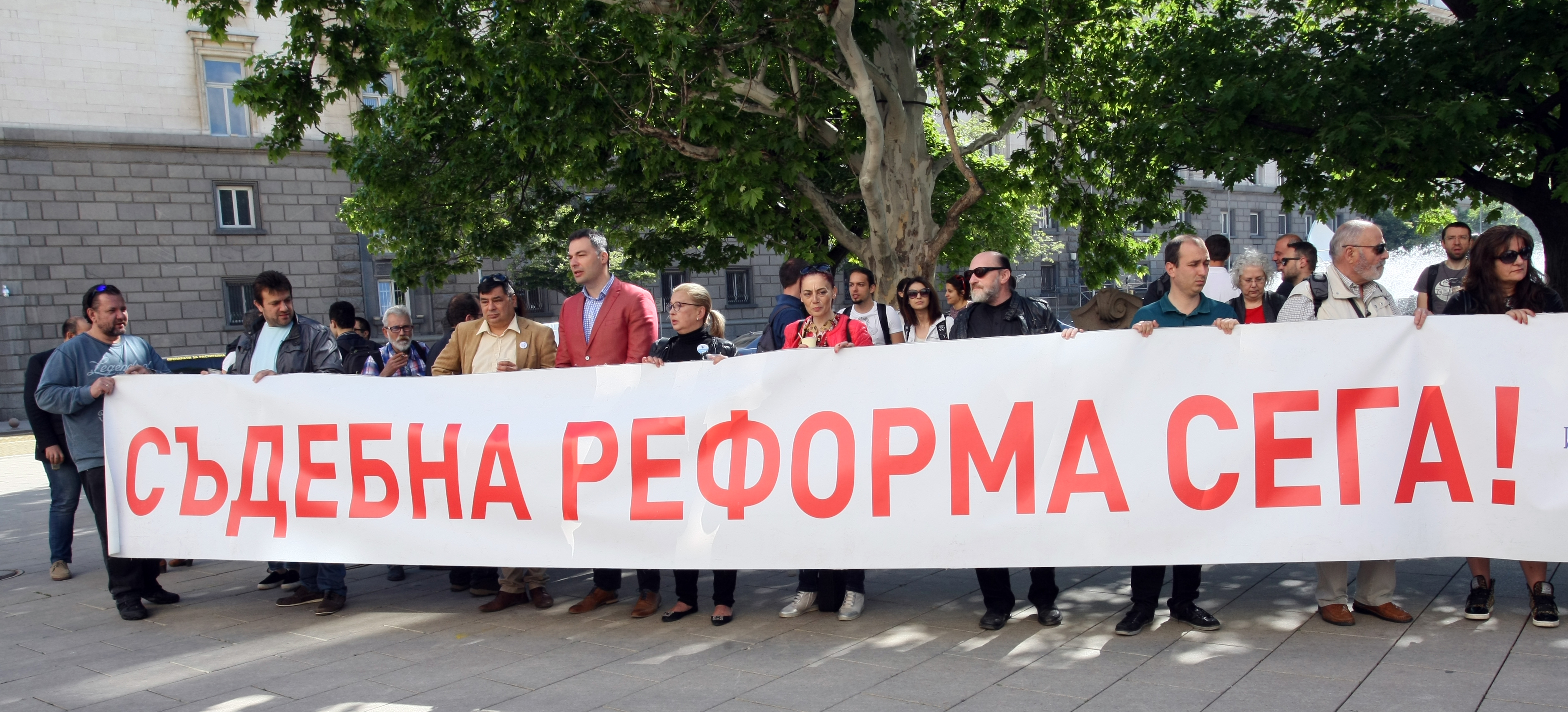 Протест на инициативата "Правосъдие за всеки" посрещна участниците в първия КСНС на президента Румен Радев