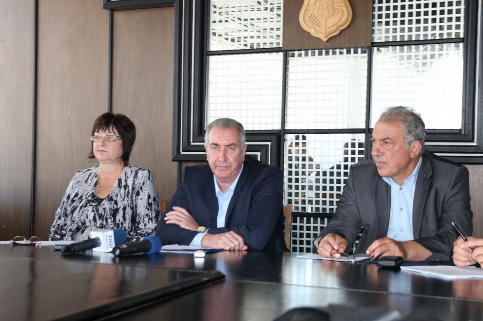 Кметът Огнян Ценков (в средата) обяви новината на пресконференция.