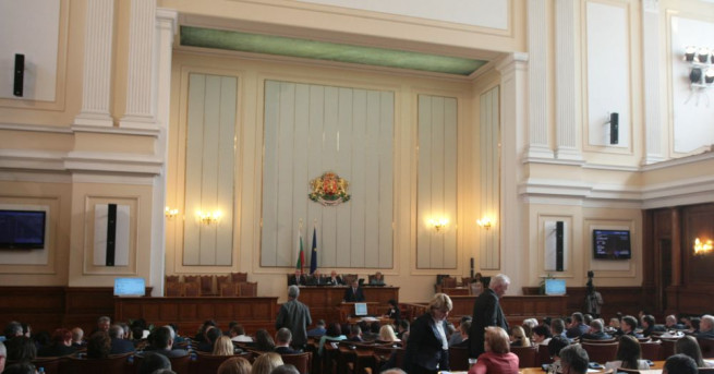 Парламентът одобри увеличението на минималната пенсия за осигурителен стаж и