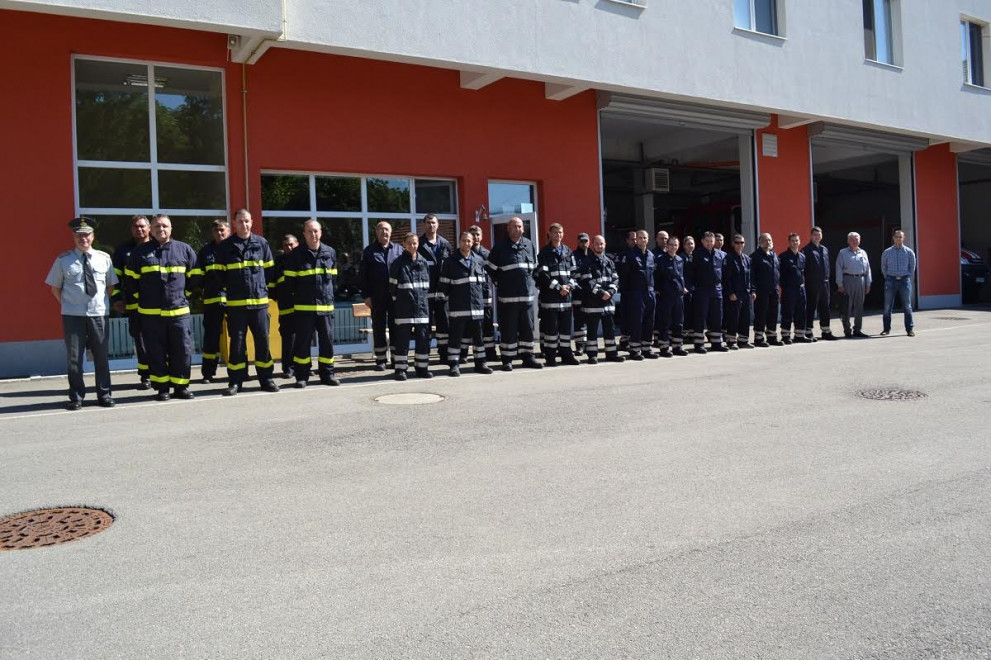 пожарникари