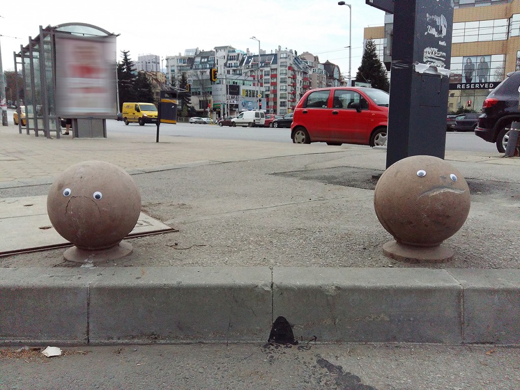 Eyebombing е <strong>улично изкуство,</strong> при което се залепват пластмасови очички върху предмети. Целта е да се „очовечат“ улиците и околната среда, да се получат невероятно ефектни физиономии, с което да се даде слънчева и топла емоция на преминаващите хора.