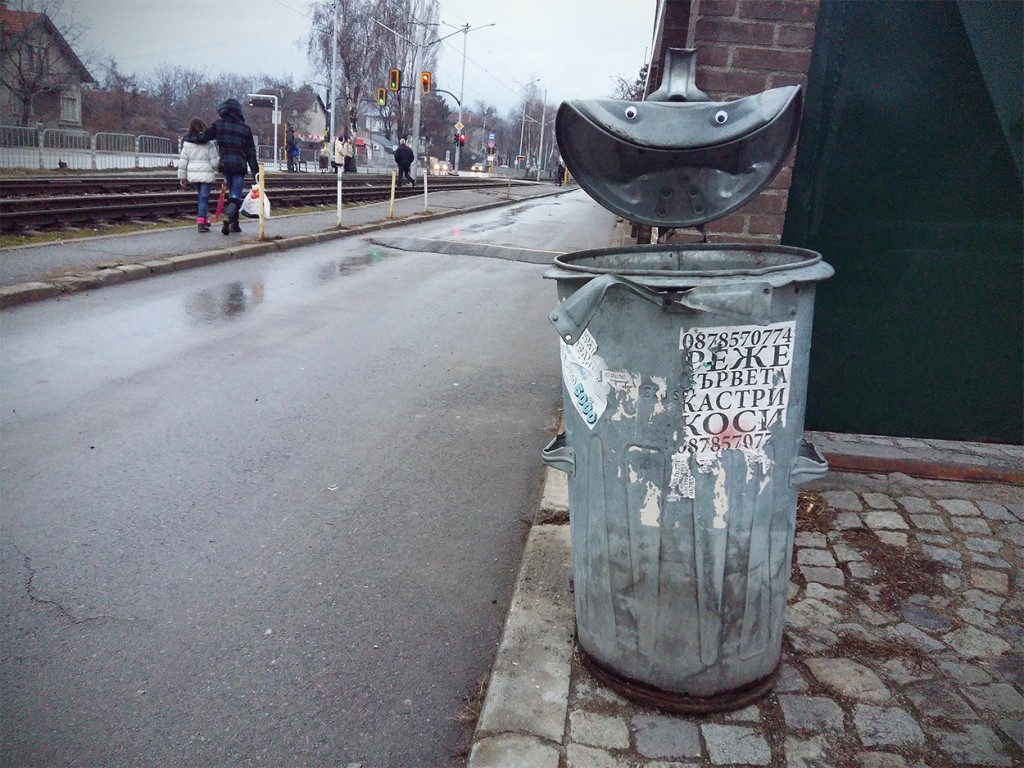 Eyebombing е <strong>улично изкуство,</strong> при което се залепват пластмасови очички върху предмети. Целта е да се „очовечат“ улиците и околната среда, да се получат невероятно ефектни физиономии, с което да се даде слънчева и топла емоция на преминаващите хора.