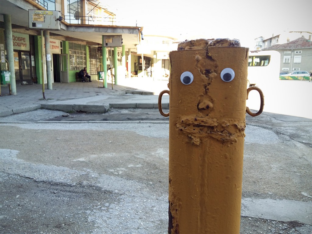 Eyebombing е <strong>улично изкуство,</strong> при което се залепват пластмасови очички върху предмети. Целта е да се „очовечат“ улиците и околната среда, да се получат невероятно ефектни физиономии, с което да се даде слънчева и топла емоция на преминаващите хора.