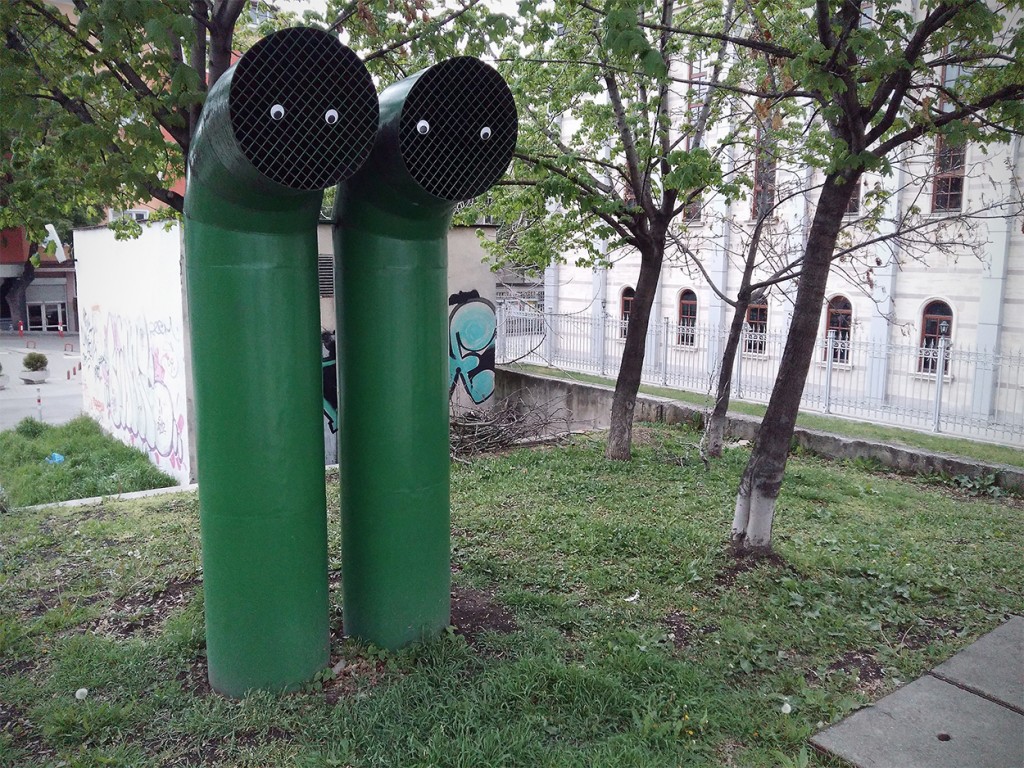 Eyebombing е <strong>улично изкуство,</strong> при което се залепват пластмасови очички върху предмети. Целта е да се „очовечат“ улиците и околната среда, да се получат невероятно ефектни физиономии, с което да се даде слънчева и топла емоция на преминаващите хора.