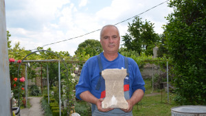 Девненец откри древни находки при изкопни работи в двора си