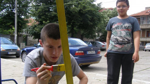 Деца боядисват люлки