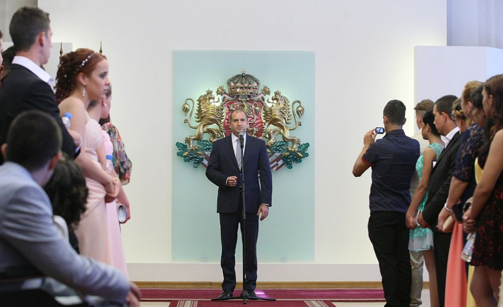 Президентът Румен Радев е домакин на традиционния абитуриентски бал за младежи в неравностойно положение