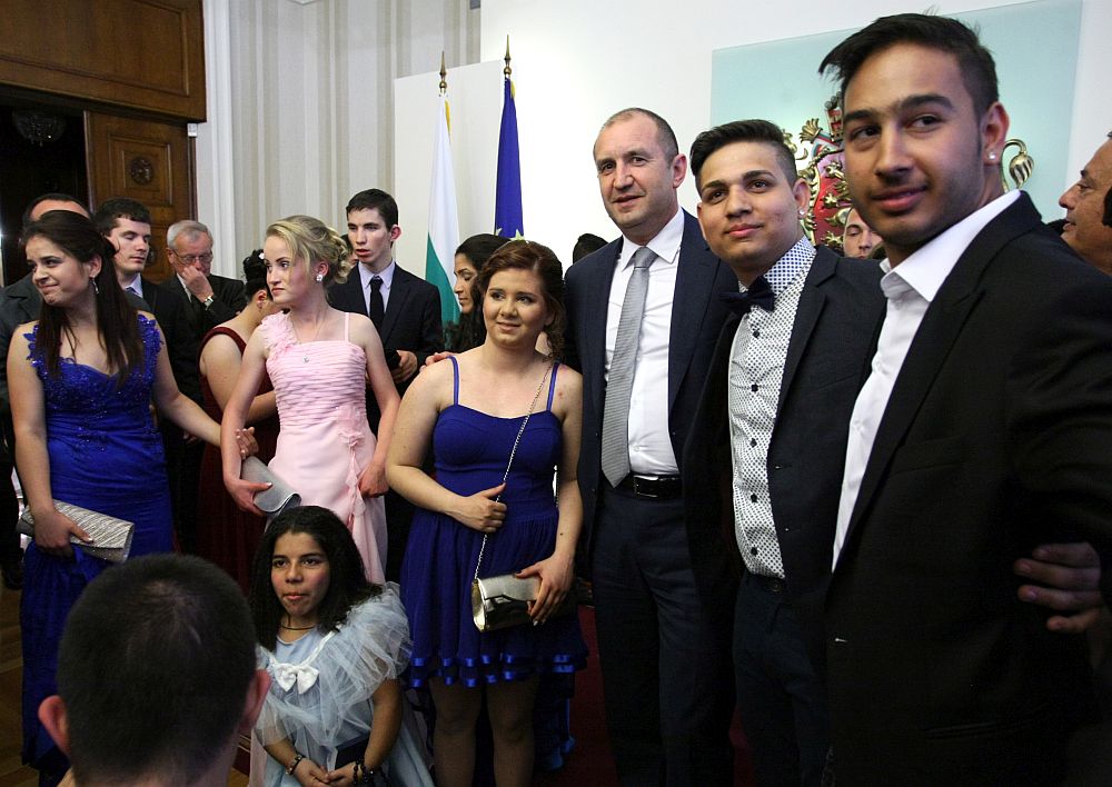Президентът Румен Радев домакин на традиционния абитуриентски бал за младежи в неравностойно положение
