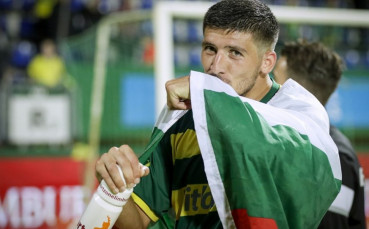 Българският защитник Камен Хаджиев получи червен картон при равенството 2 2