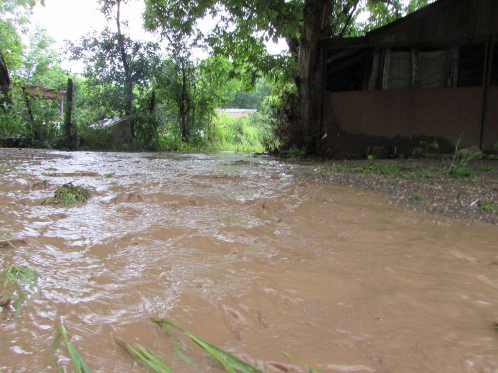 Пороен дъжд превърна в река вилна зона в Русе