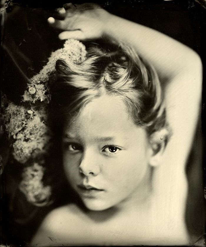 На пръв поглед това са едни от най-страшните детски портрети, които човек може да види. Ако се вгледа в очите на децата, в чертите им, във всичко заобикалящо - ще си даде сметка, че ужасът е вследствие на светлосенки и ефекти, не на друго. Испанската фотографка Жаклин Робертс решава да използва фотоапарат от XIX в. в днешната дигитална ера.