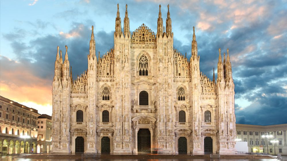 Миланската катедрала<br>
Катедралата е завършена окончателно през 1965 година. Изграждането ѝ отнема цели 577 години.