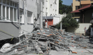 Скеле до 13-етажен блок в Благоевград се срути на тротоара