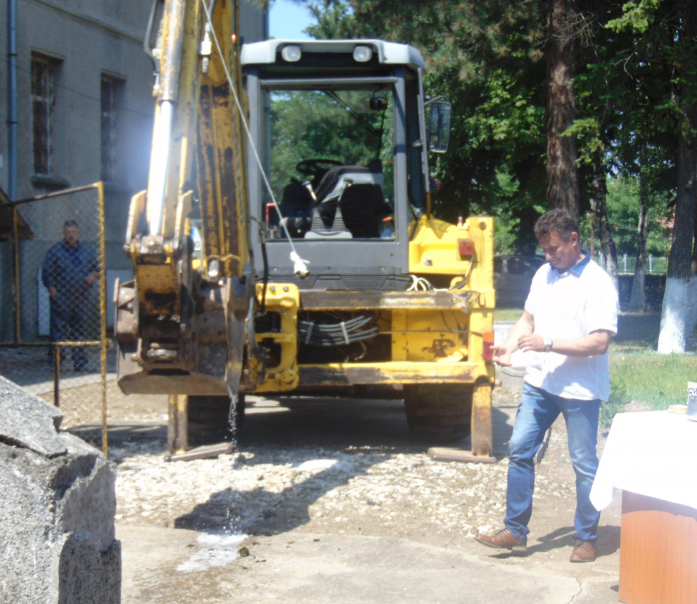 Кметът пожела успех на строителите със символичното разбиване на бутилка шампанско.