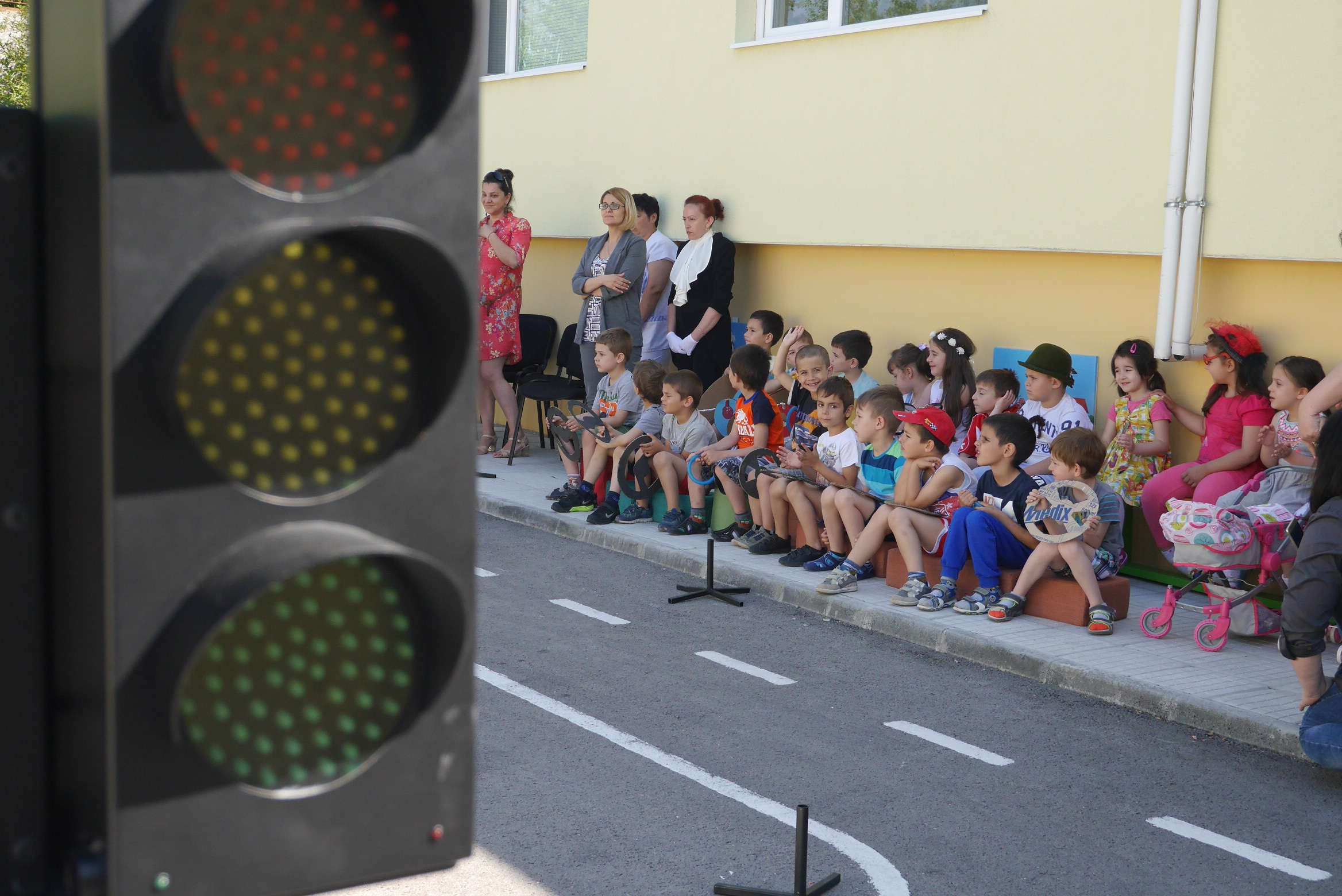 Децата показаха своите умения на площадката за пътна безопасност в ДГ "Щурче"