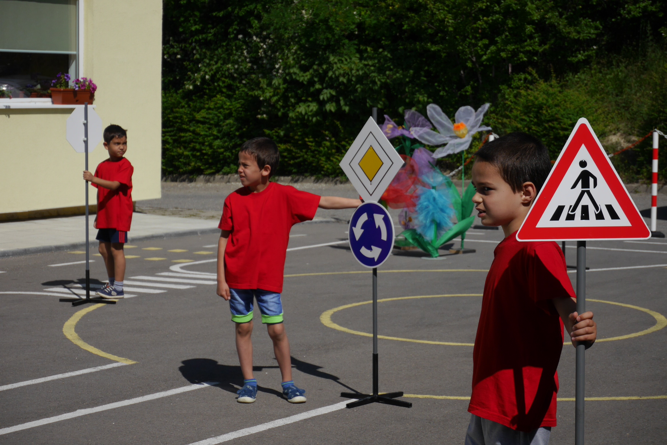 Децата показаха своите умения на площадката за пътна безопасност в ДГ "Щурче"