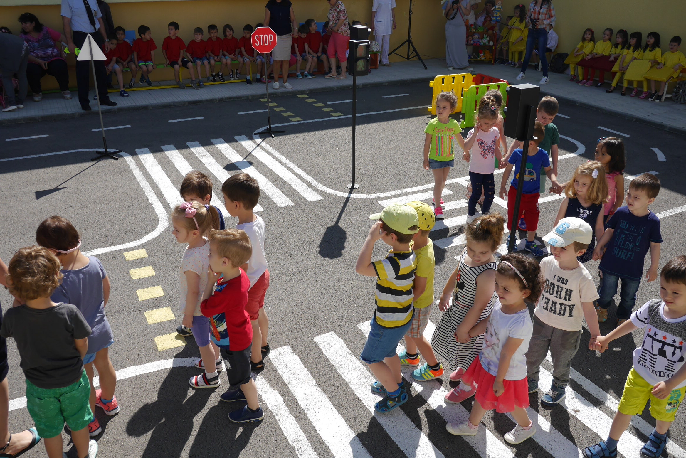 Децата показаха своите умения на площадката за пътна безопасност в ДГ "Щурче"