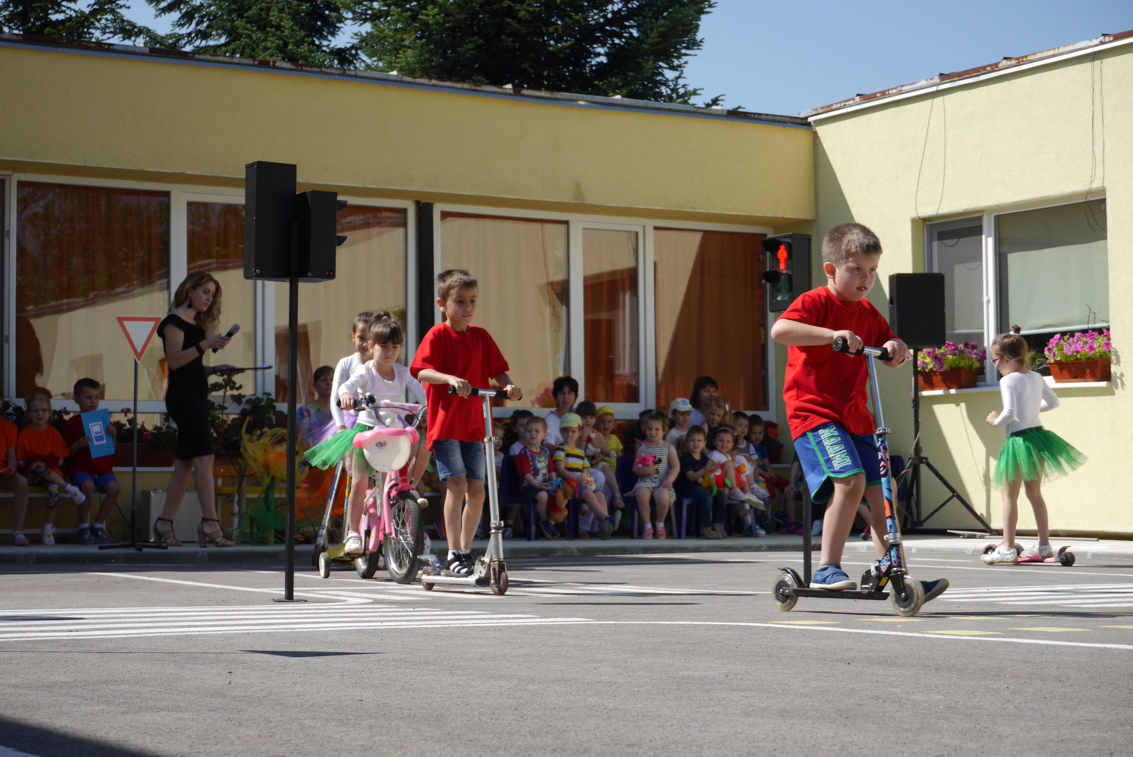 Децата показаха своите умения на площадката за пътна безопасност в ДГ "Щурче"
