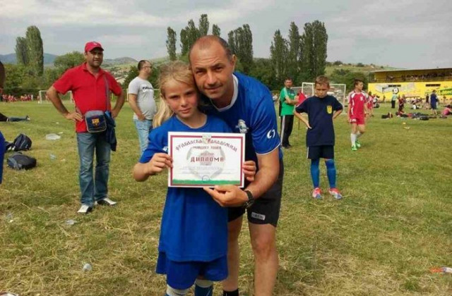 Малките футболисти от Симитли се завърнаха с приз от турнир в Македония