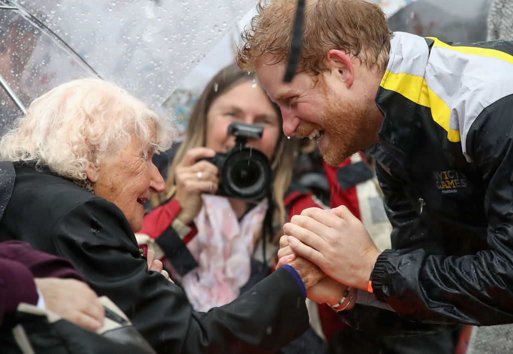 97-годишната Дафни чакала 7 часа под дъжда, който се изсипал над Сидни, за да се срещне с британския принц Хари. Докато поздравявал събралите се хора, принцът забелязал познато лице сред множеството. Той се спуснал възторжено, прегърнал възрастната дама и я целунал по бузата.