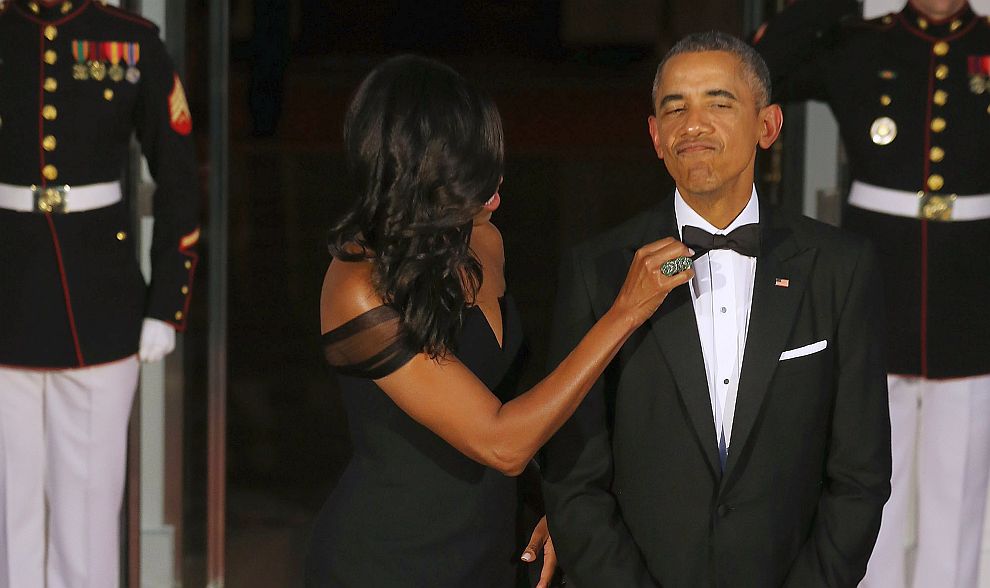 Мишел Обама Мишел Обама оправя вратовръзката на съпруга си преди визитата на китайския държавен глава Си Цзинпин и първата дама на Китай Пън Лиюан в Белия дом