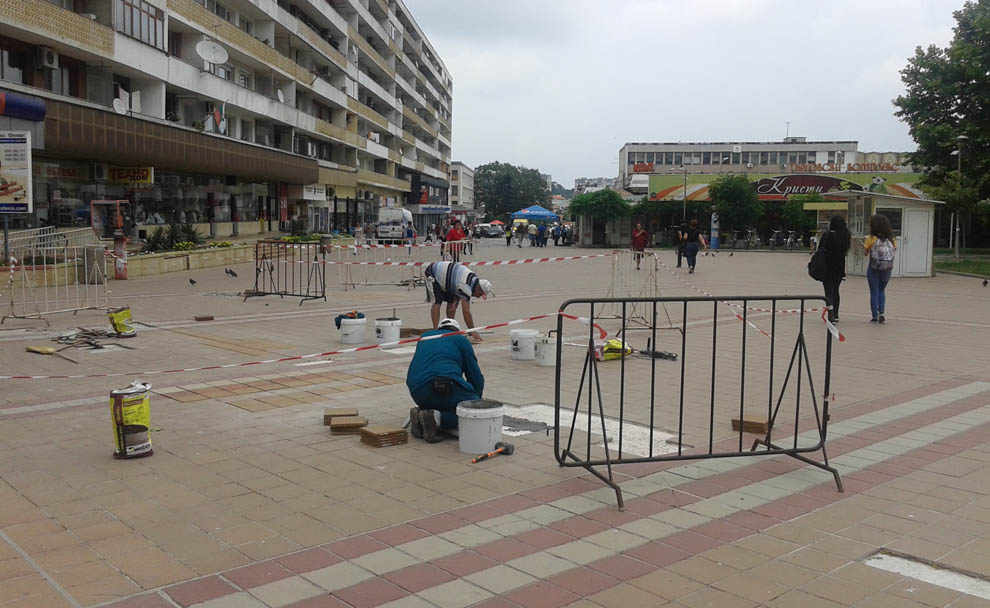 Отново ремонт на плочите в централната зона на Добрич