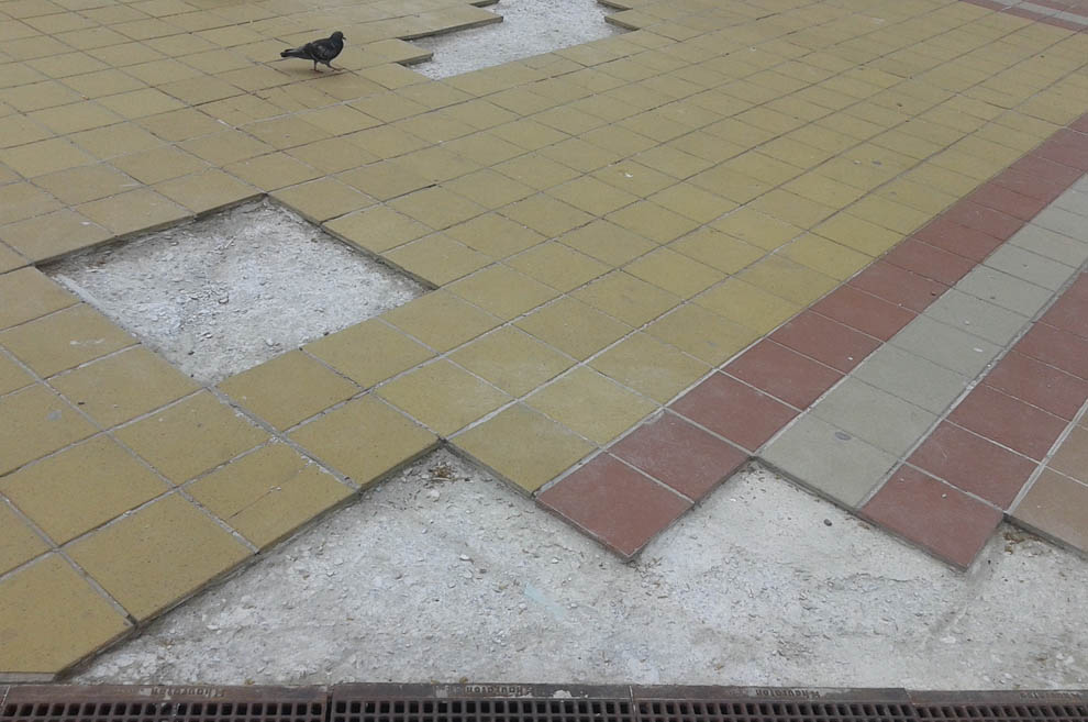 Пореден ремонт на плочите в централната зона на Добрич