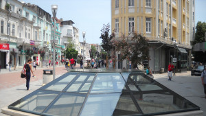 Малката дупка в центъра на Варна