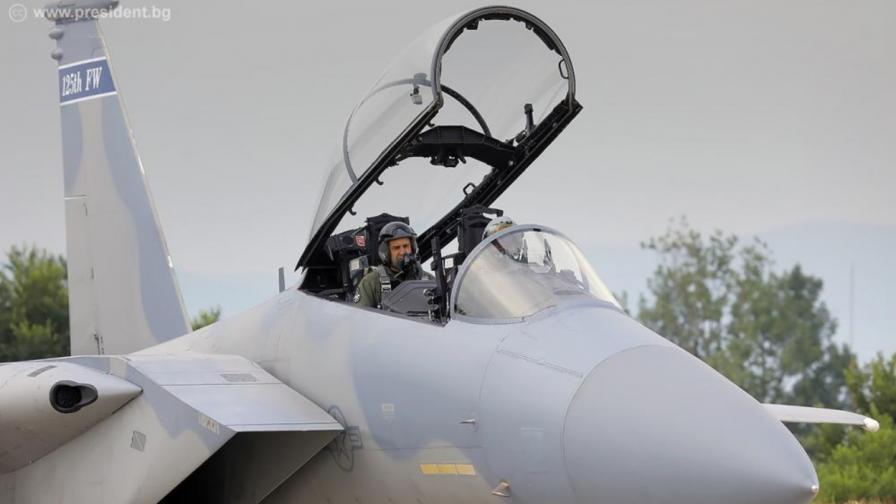Румен Радев летя с американски изтребител F-15