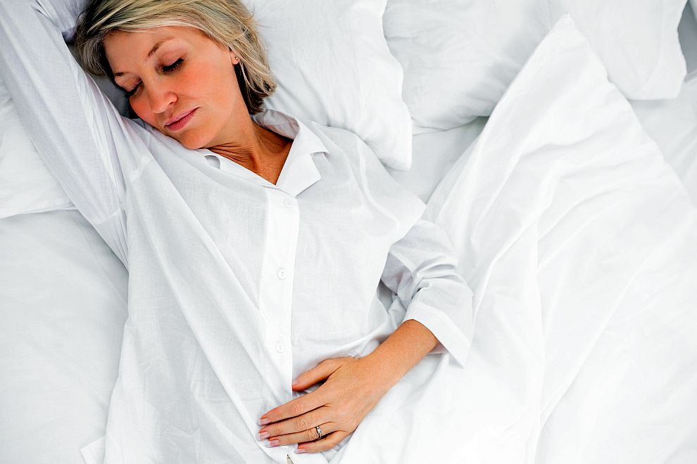 Спящите по гръб хора си почиват най-добре, но често имат проблем с хъркането.