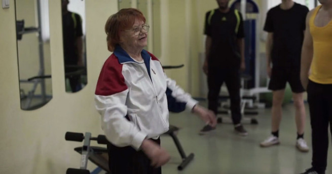 91-годишна учителка възпитава руски младежи да обичат спорта. Александра Бурчева