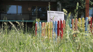 Детски площадки и треви