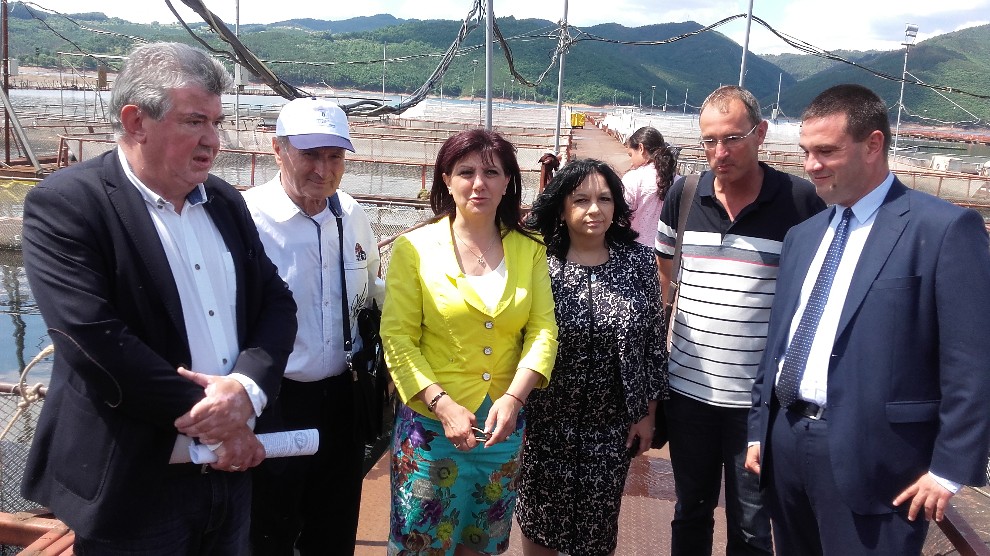 Министър Теменужка Петкова се срещнаха с рибовъдите на садките на яз. "Кърджали".