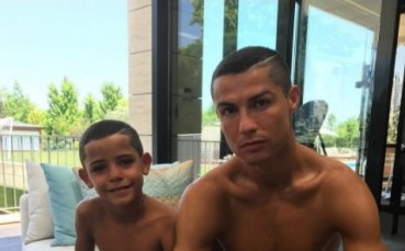 Кристиано и синът му като под индиго