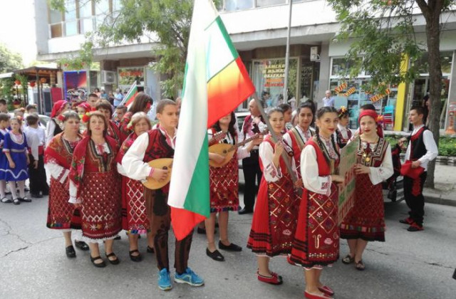 Самодейци от Баня спечелиха медали и грамоти от Балкански шампионат по фолклор