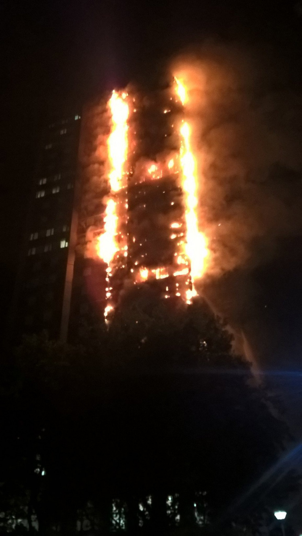  27-етажен блок изгоря в Лондон 
