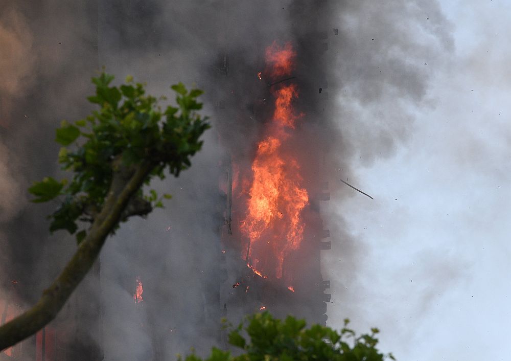 27-етажен блок изгоря в Лондон