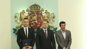 Президентът награди Бербатов и Фиго за благородната им кауза