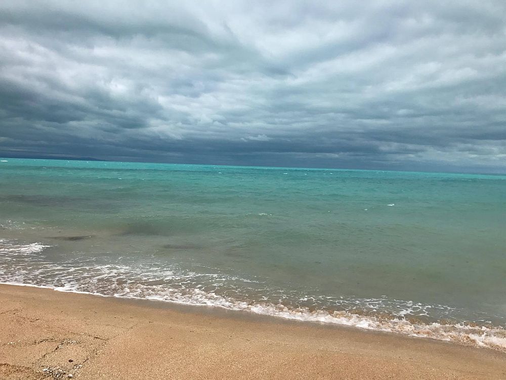 Черно море в тюркоазен цвят