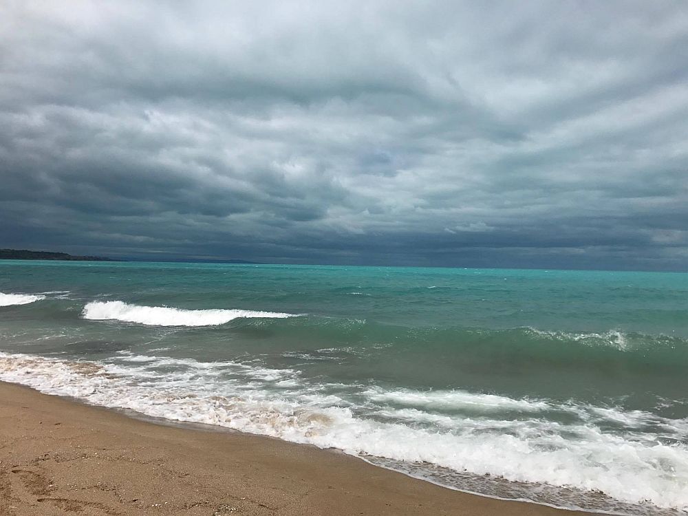 Черно море в тюркоазен цвят