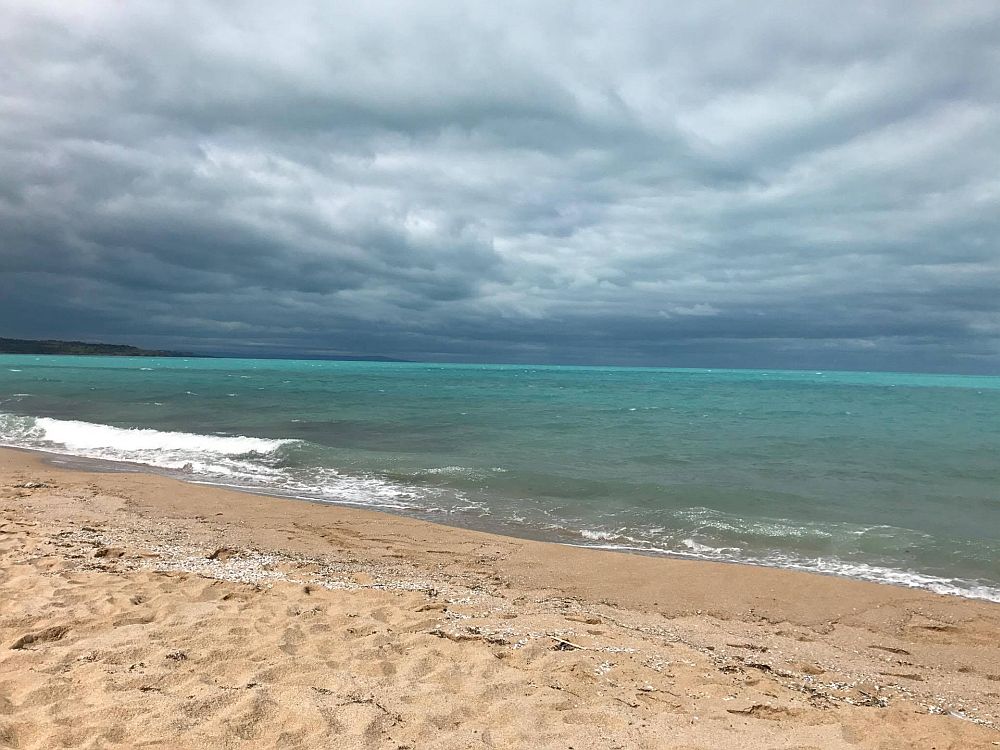 Черно море в тюркоазен цвят