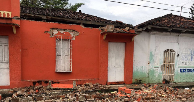 Най малко петима души са загинали при силното земетресение което