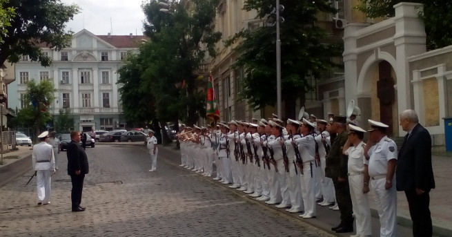 Министърът на отбраната Красимир Каракачанов се срамува когато го питат
