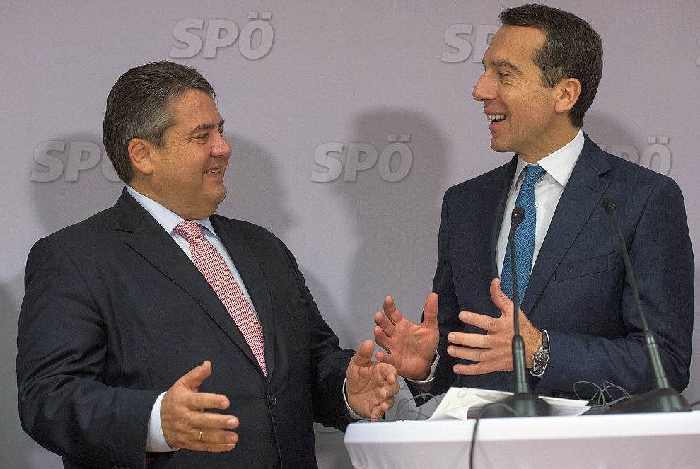 Германският министър на външните работи Зигмар Габриел (вляво) и австрийският канцлер Кристиан Керн