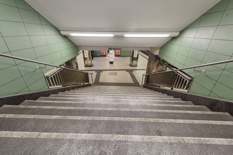 Метростанция Харманщрасе в Берлин, където Светослав С. изрита жена по стълбите