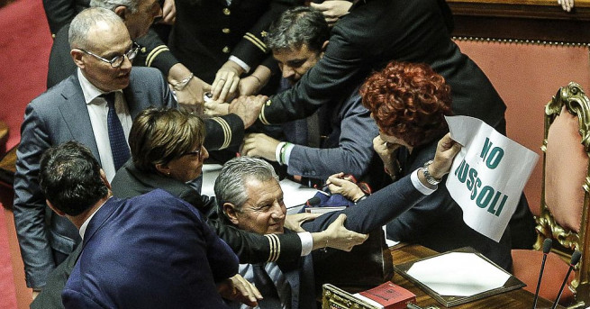 В горната камара на италианския парламент се стигна до сбиване