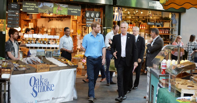 Британският принц Хари се появи на пазара  Бороу маркет в