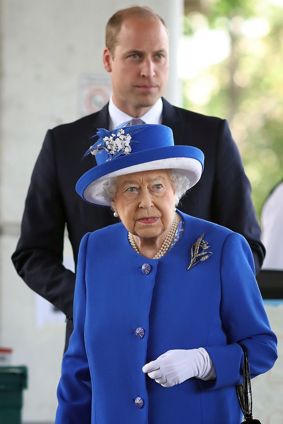 Британската кралица Елизабет Втора и принц Уилям пристигнаха в района на опожарения жилищен блок в Лондон.